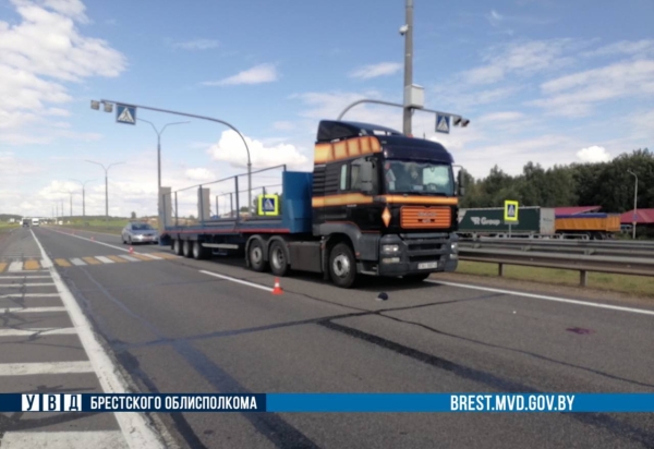 Грузовик сбил мужчину на трассе М1 в Барановичском районе Грузовик сбил мужчину на трассе М1 в Барановичском районе