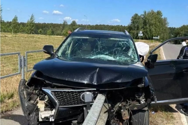 Под Минском Lexus напоролся на отбойник – водитель в реанимации Под Минском Lexus напоролся на отбойник – водитель в реанимации