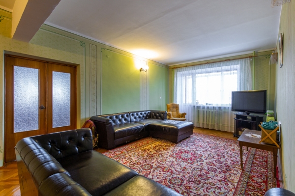 800 «квадратов» на одну семью. Побывали в домах, которые в 90-е строили на широкую ногу