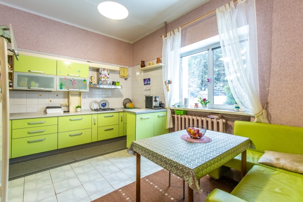 800 «квадратов» на одну семью. Побывали в домах, которые в 90-е строили на широкую ногу