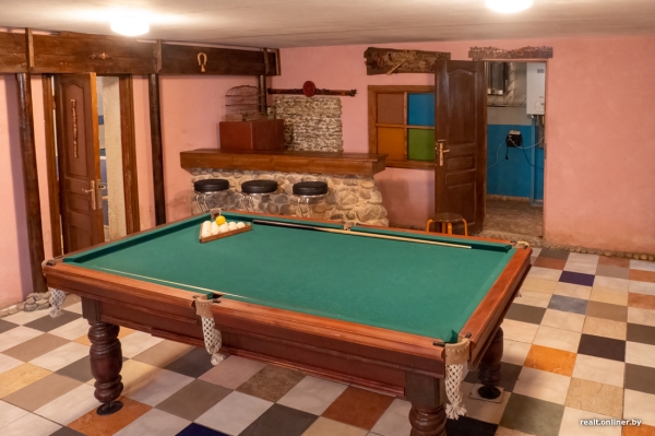 800 «квадратов» на одну семью. Побывали в домах, которые в 90-е строили на широкую ногу