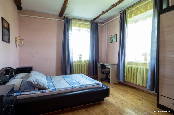 800 «квадратов» на одну семью. Побывали в домах, которые в 90-е строили на широкую ногу