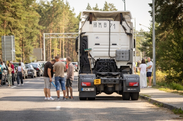 «Наши пожилые водители почти все в разводе». Пообщались с дальнобойщиками на белорусско-литовской границе