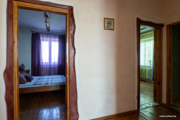 800 «квадратов» на одну семью. Побывали в домах, которые в 90-е строили на широкую ногу