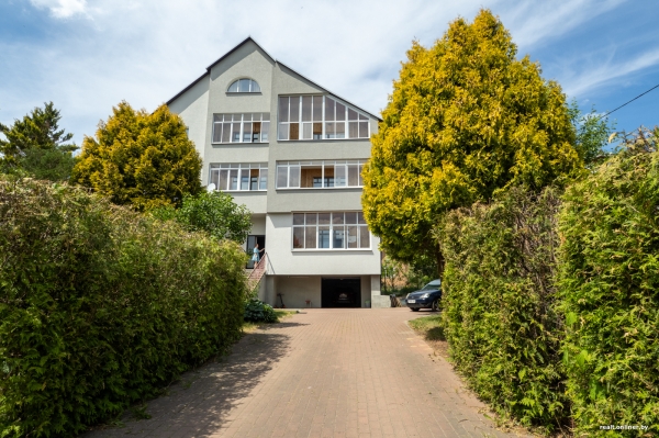 800 «квадратов» на одну семью. Побывали в домах, которые в 90-е строили на широкую ногу