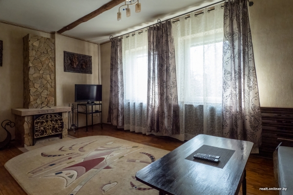 800 «квадратов» на одну семью. Побывали в домах, которые в 90-е строили на широкую ногу