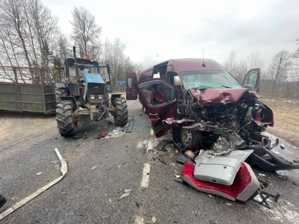 С маршруткой столкнулись два трактора, 21 человек доставлен в больницу. Кого считают виновником?