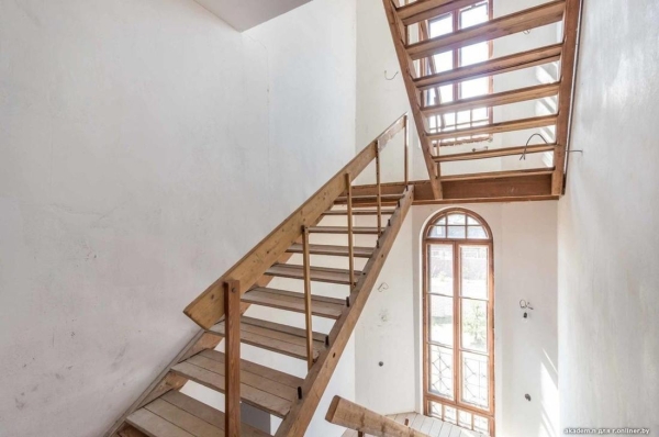 800 «квадратов» на одну семью. Побывали в домах, которые в 90-е строили на широкую ногу