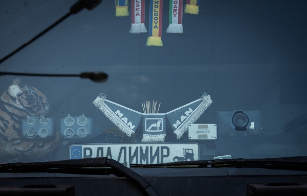 «Наши пожилые водители почти все в разводе». Пообщались с дальнобойщиками на белорусско-литовской границе