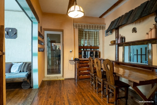 800 «квадратов» на одну семью. Побывали в домах, которые в 90-е строили на широкую ногу