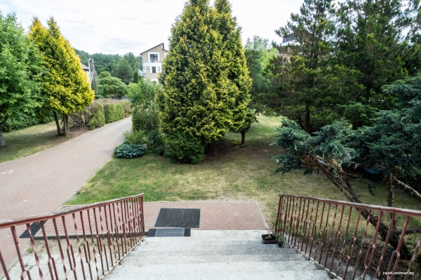 800 «квадратов» на одну семью. Побывали в домах, которые в 90-е строили на широкую ногу