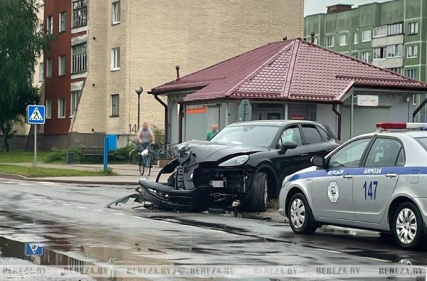 Житель Березовского района на арендованном Porsche Cayenne снес столб и знак