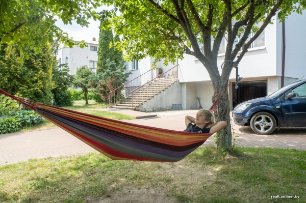 800 «квадратов» на одну семью. Побывали в домах, которые в 90-е строили на широкую ногу