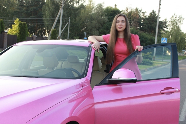 «Желающих купить эту машину предостаточно!» Девушка на розовом BMW F30 рассекает по улицам Бреста. Кто она такая?