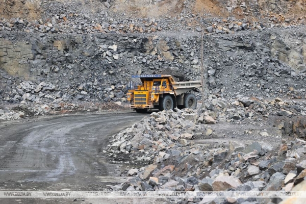 Более 15 млн. тонн гранитного щебня в год добывается РУПП «Гранит» в карьере Микашевичей. Фоторепортаж