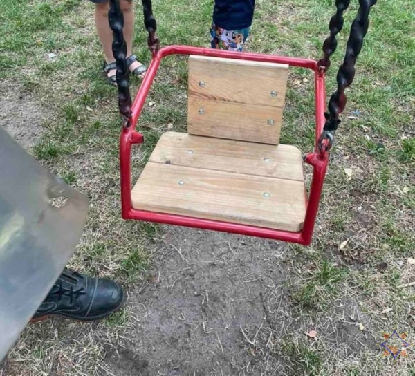 Девочка в Бресте застряла в качелях на детской площадке Девочка в Бресте застряла в качелях на детской площадке