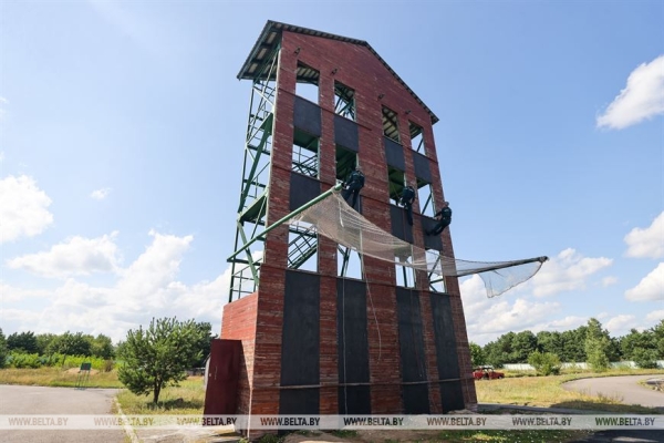 Тяжело в учении - легко в спасении. Сотрудники МЧС в Бресте показали, как проходят их тренировки