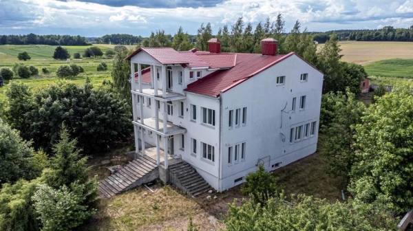 800 «квадратов» на одну семью. Побывали в домах, которые в 90-е строили на широкую ногу