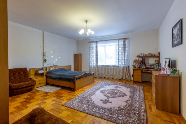 800 «квадратов» на одну семью. Побывали в домах, которые в 90-е строили на широкую ногу