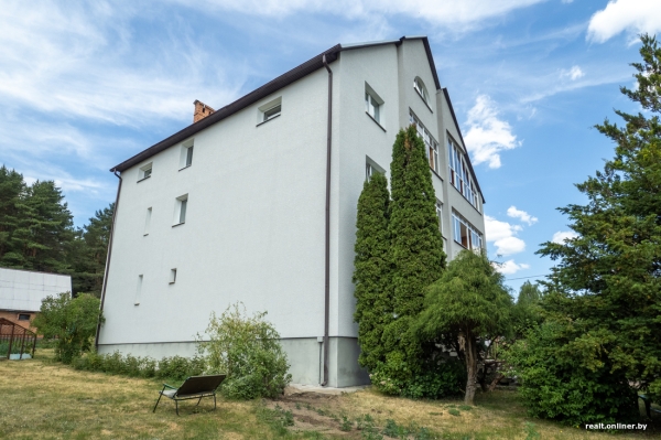 800 «квадратов» на одну семью. Побывали в домах, которые в 90-е строили на широкую ногу