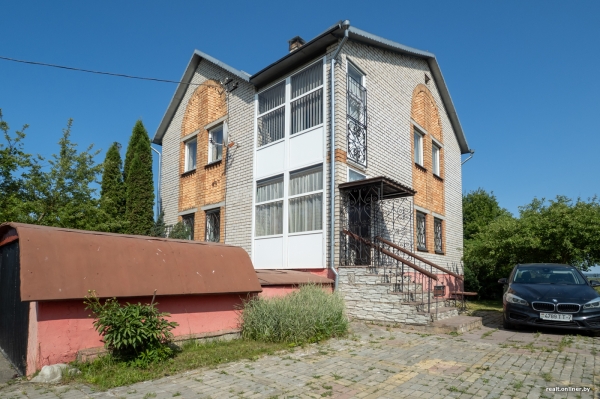 800 «квадратов» на одну семью. Побывали в домах, которые в 90-е строили на широкую ногу