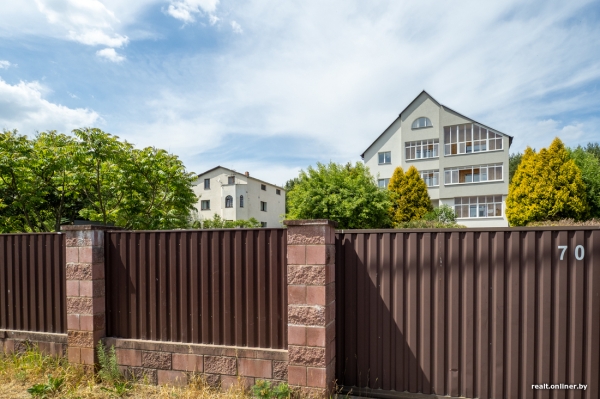 800 «квадратов» на одну семью. Побывали в домах, которые в 90-е строили на широкую ногу