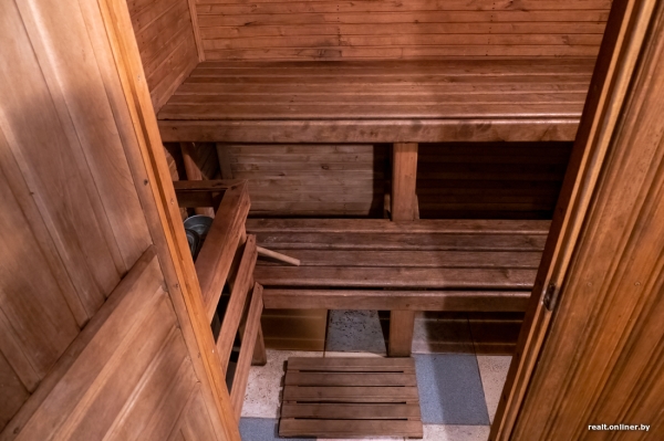 800 «квадратов» на одну семью. Побывали в домах, которые в 90-е строили на широкую ногу