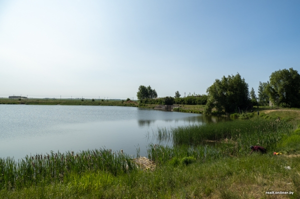 800 «квадратов» на одну семью. Побывали в домах, которые в 90-е строили на широкую ногу