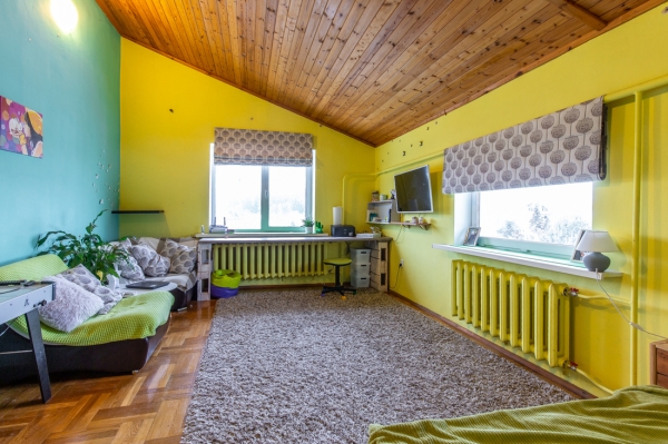 800 «квадратов» на одну семью. Побывали в домах, которые в 90-е строили на широкую ногу