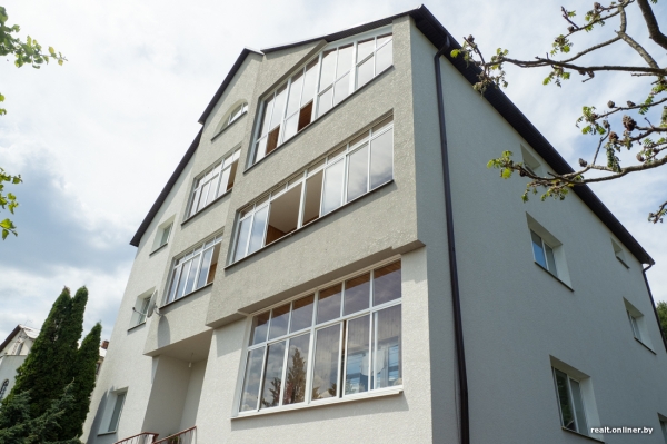 800 «квадратов» на одну семью. Побывали в домах, которые в 90-е строили на широкую ногу