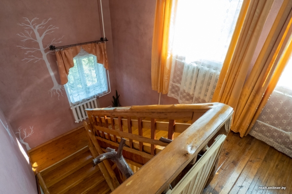 800 «квадратов» на одну семью. Побывали в домах, которые в 90-е строили на широкую ногу