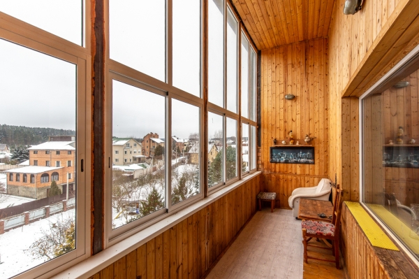 800 «квадратов» на одну семью. Побывали в домах, которые в 90-е строили на широкую ногу