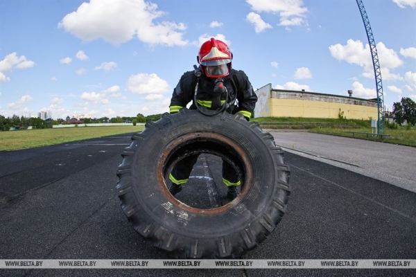 Тяжело в учении - легко в спасении. Сотрудники МЧС в Бресте показали, как проходят их тренировки