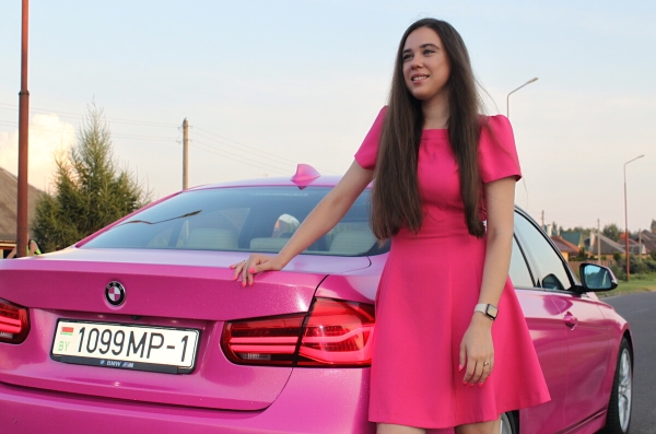 «Желающих купить эту машину предостаточно!» Девушка на розовом BMW F30 рассекает по улицам Бреста. Кто она такая?