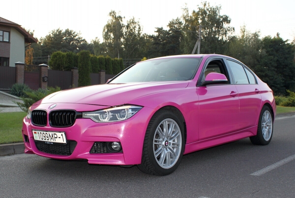 «Желающих купить эту машину предостаточно!» Девушка на розовом BMW F30 рассекает по улицам Бреста. Кто она такая?