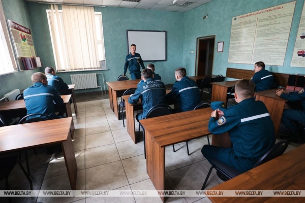 Тяжело в учении - легко в спасении. Сотрудники МЧС в Бресте показали, как проходят их тренировки