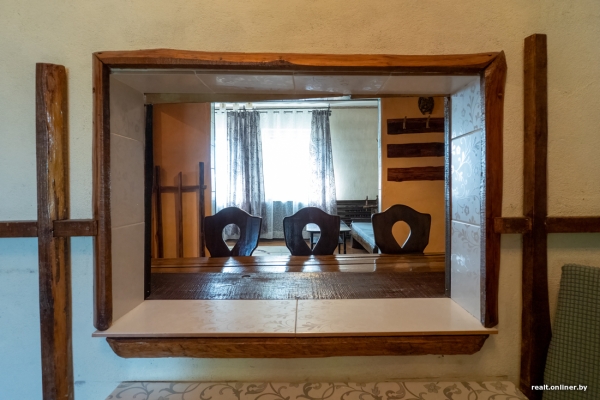 800 «квадратов» на одну семью. Побывали в домах, которые в 90-е строили на широкую ногу