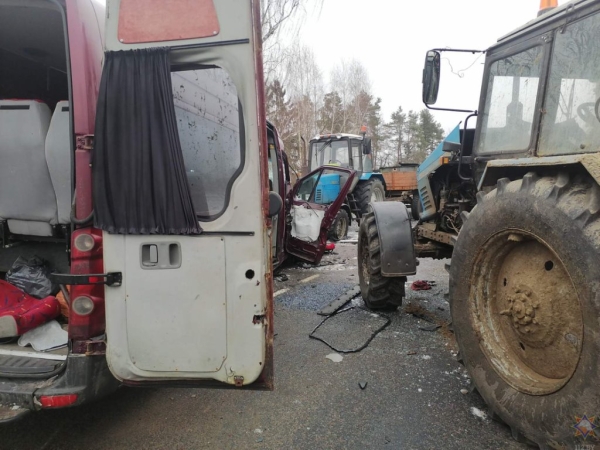 С маршруткой столкнулись два трактора, 21 человек доставлен в больницу. Кого считают виновником?