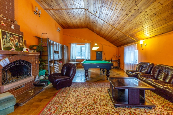 800 «квадратов» на одну семью. Побывали в домах, которые в 90-е строили на широкую ногу