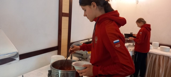 Нагрянули на обед в ресторан гостиницы «Интурист» и посмотрели, чем кормят участников II Игр стран СНГ Нагрянули на обед в ресторан гостиницы «Интурист» и посмотрели, чем кормят участников II Игр стран СНГ