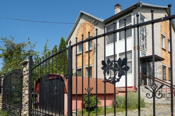 800 «квадратов» на одну семью. Побывали в домах, которые в 90-е строили на широкую ногу