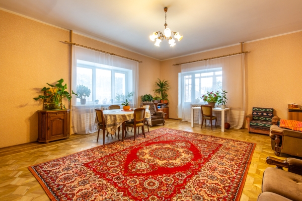 800 «квадратов» на одну семью. Побывали в домах, которые в 90-е строили на широкую ногу