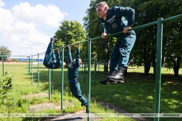 Тяжело в учении - легко в спасении. Сотрудники МЧС в Бресте показали, как проходят их тренировки