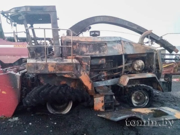 В агрогородке Мухавец под Брестом практически сгорел кормоуборочный комбайн В агрогородке Мухавец под Брестом практически сгорел кормоуборочный комбайн
