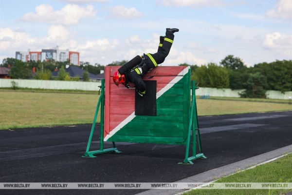 Тяжело в учении - легко в спасении. Сотрудники МЧС в Бресте показали, как проходят их тренировки