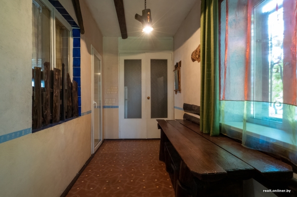 800 «квадратов» на одну семью. Побывали в домах, которые в 90-е строили на широкую ногу