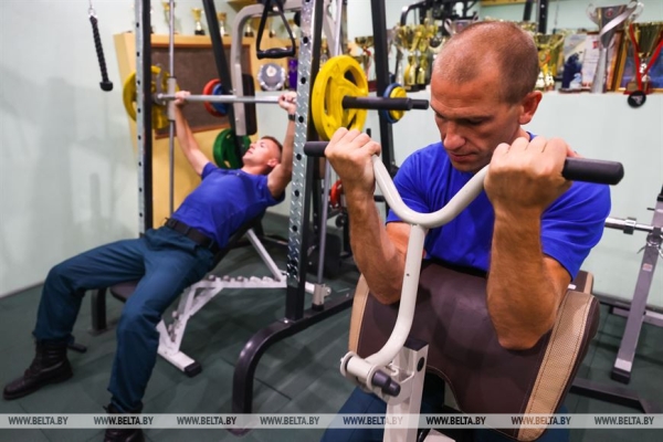 Тяжело в учении - легко в спасении. Сотрудники МЧС в Бресте показали, как проходят их тренировки