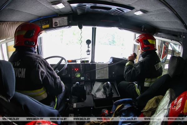 Тяжело в учении - легко в спасении. Сотрудники МЧС в Бресте показали, как проходят их тренировки