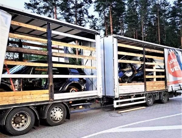 В Литве белорус вез две краденые легковушки в грузовике