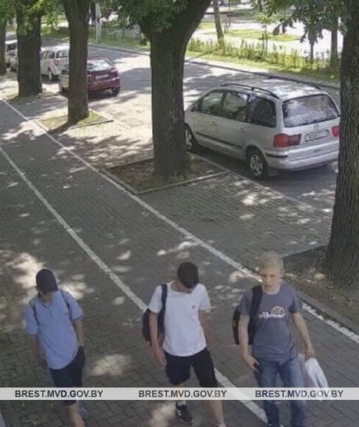 В Бресте разыскивают молодых парней. Находились в кафе на Советской В Бресте разыскивают молодых парней. Находились в кафе на Советской